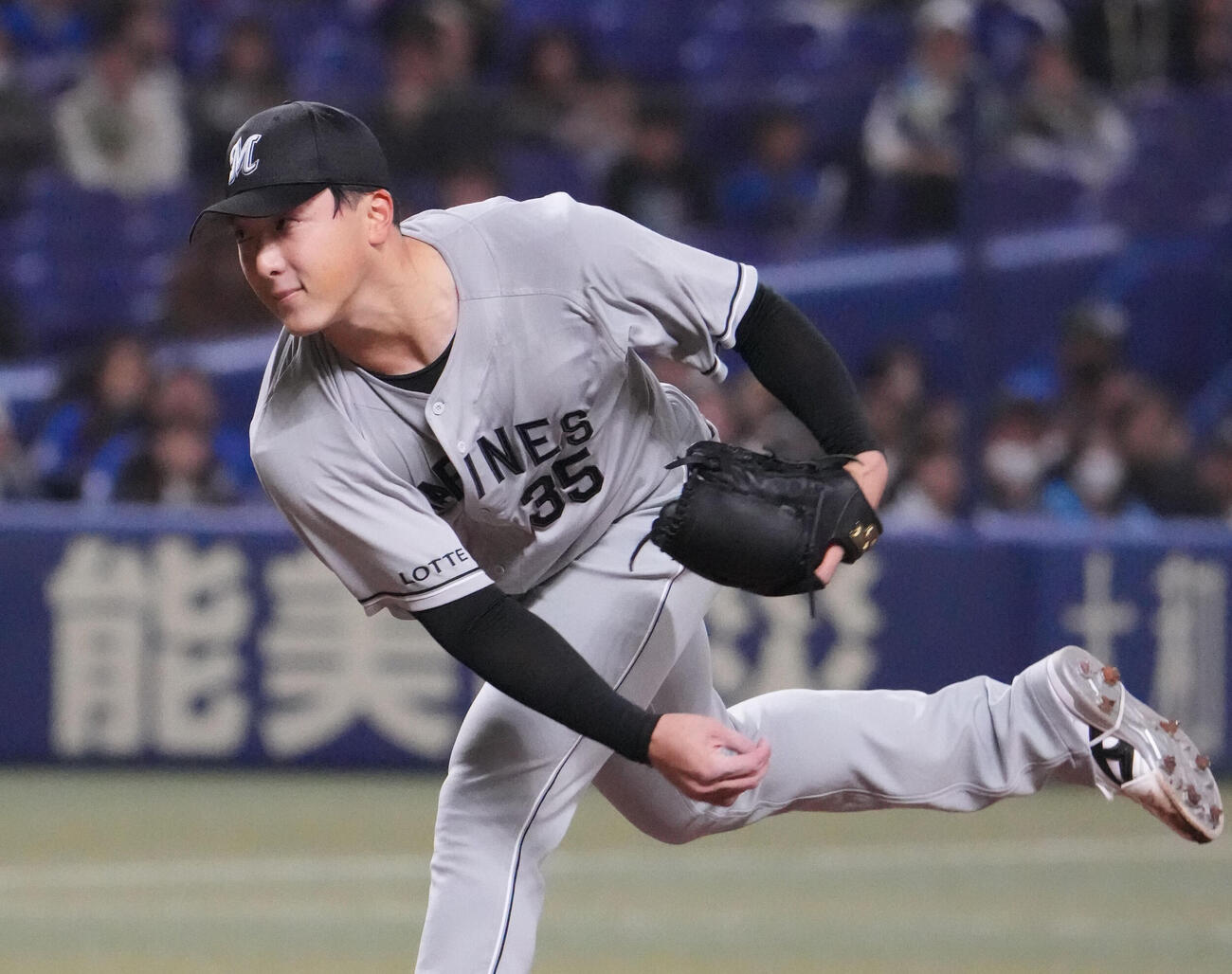 中日対ロッテ　1回裏、登板するロッテ先発の田中（撮影・森本幸一）