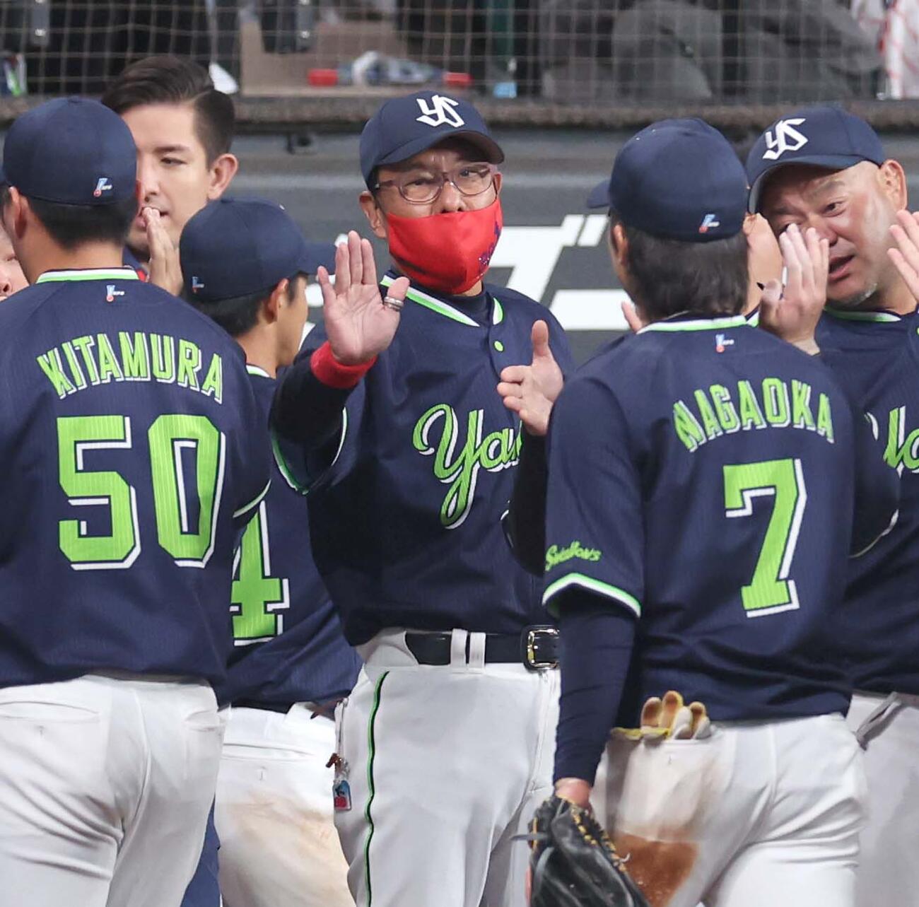 日本ハム対ヤクルト　試合後、ナインを出迎える池山監督（撮影・黒川智章）