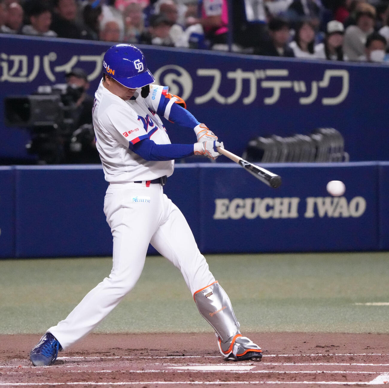 中日対ロッテ　2回裏中日2死三塁、左前適時打を放つ桜井（撮影・森本幸一）