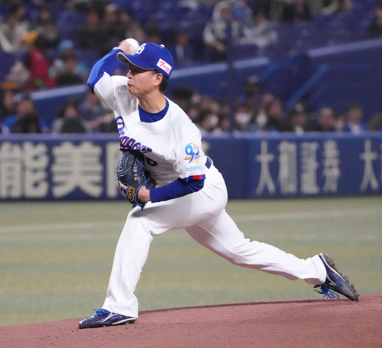 中日対ロッテ　1回表、登板する中日先発の桜井（撮影・森本幸一）