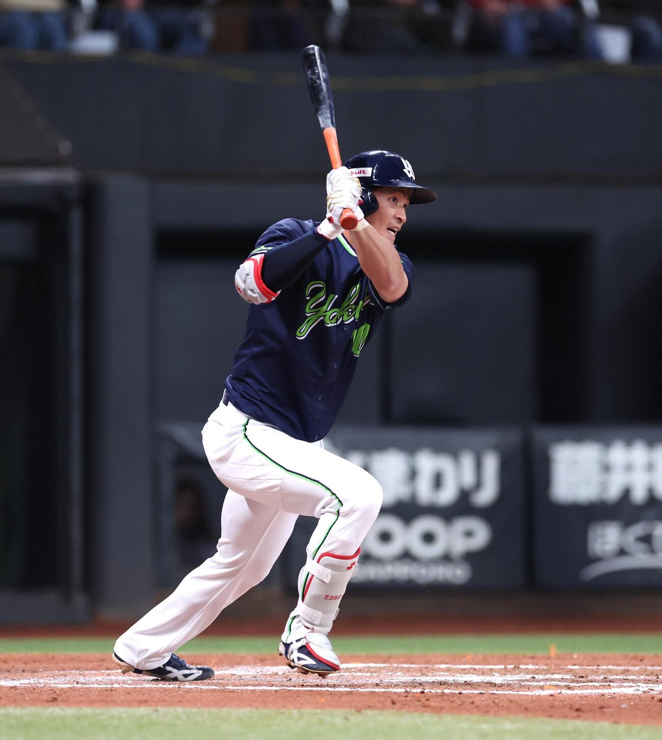 日本ハム対ヤクルト　7回表ヤクルト1死二、三塁、右前適時打を放つ宮本（撮影・黒川智章）
