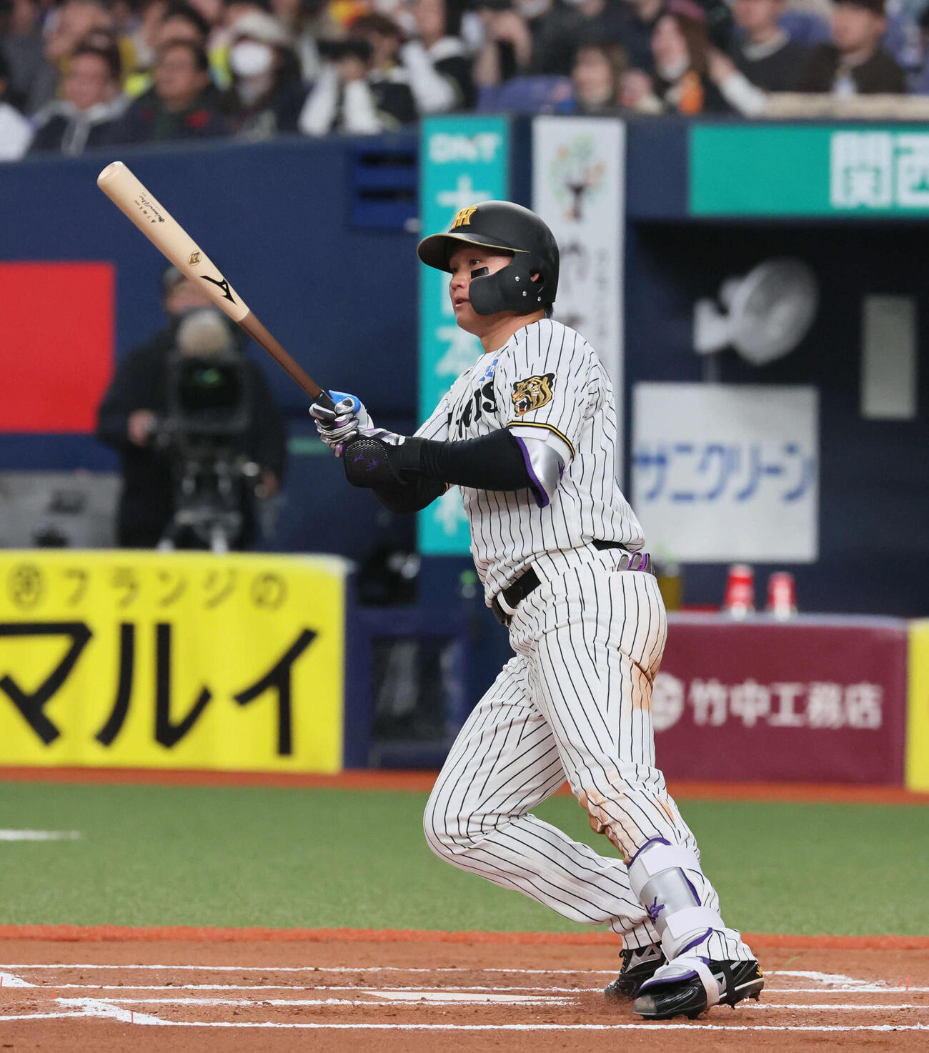 阪神対オリックス　6回裏阪神無死、森下は宮城から左翼へ二塁打を放つ（撮影・宮崎幸一）