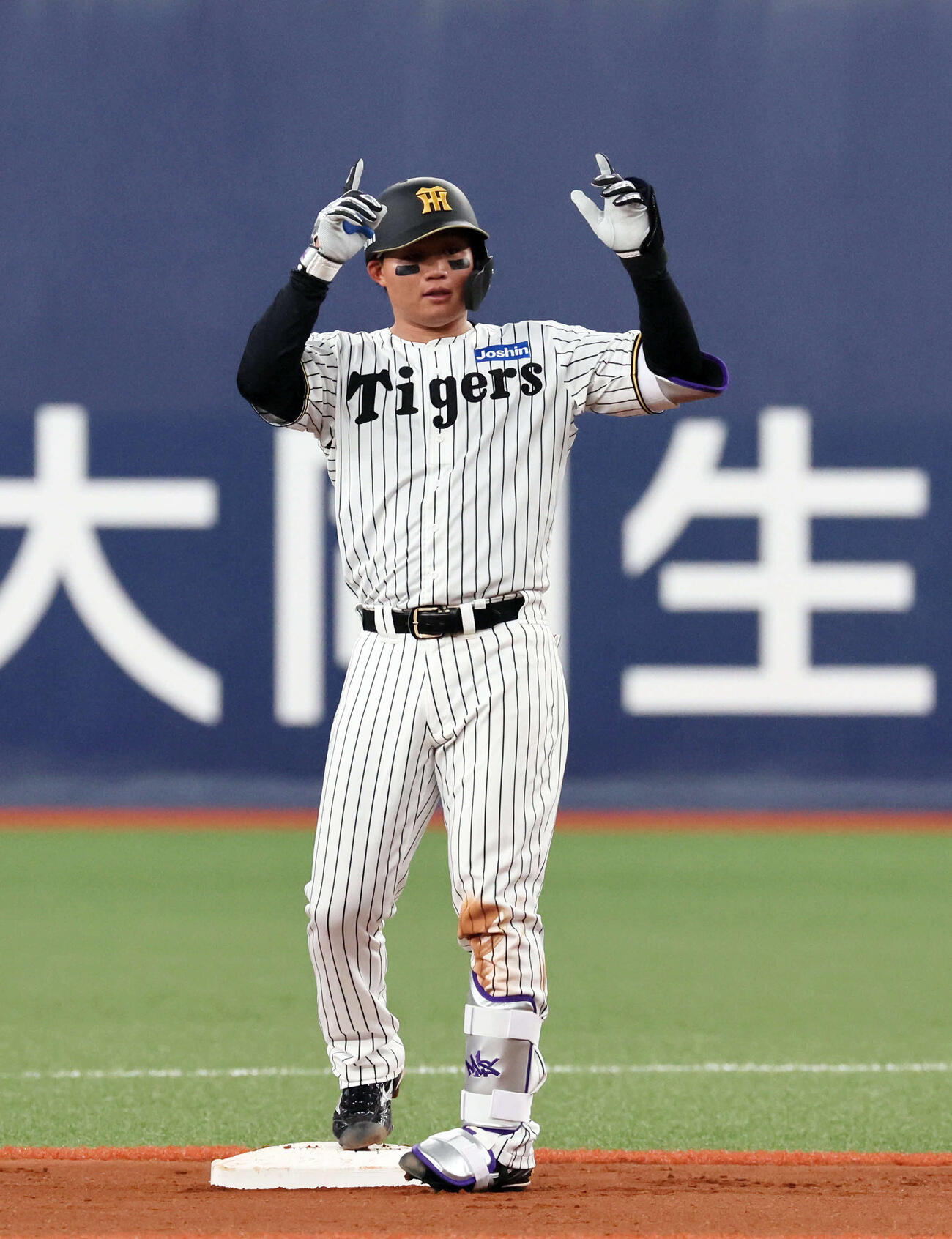 阪神対オリックス　6回裏阪神無死、森下は宮城から左翼へ二塁打を放つ（撮影・宮崎幸一）
