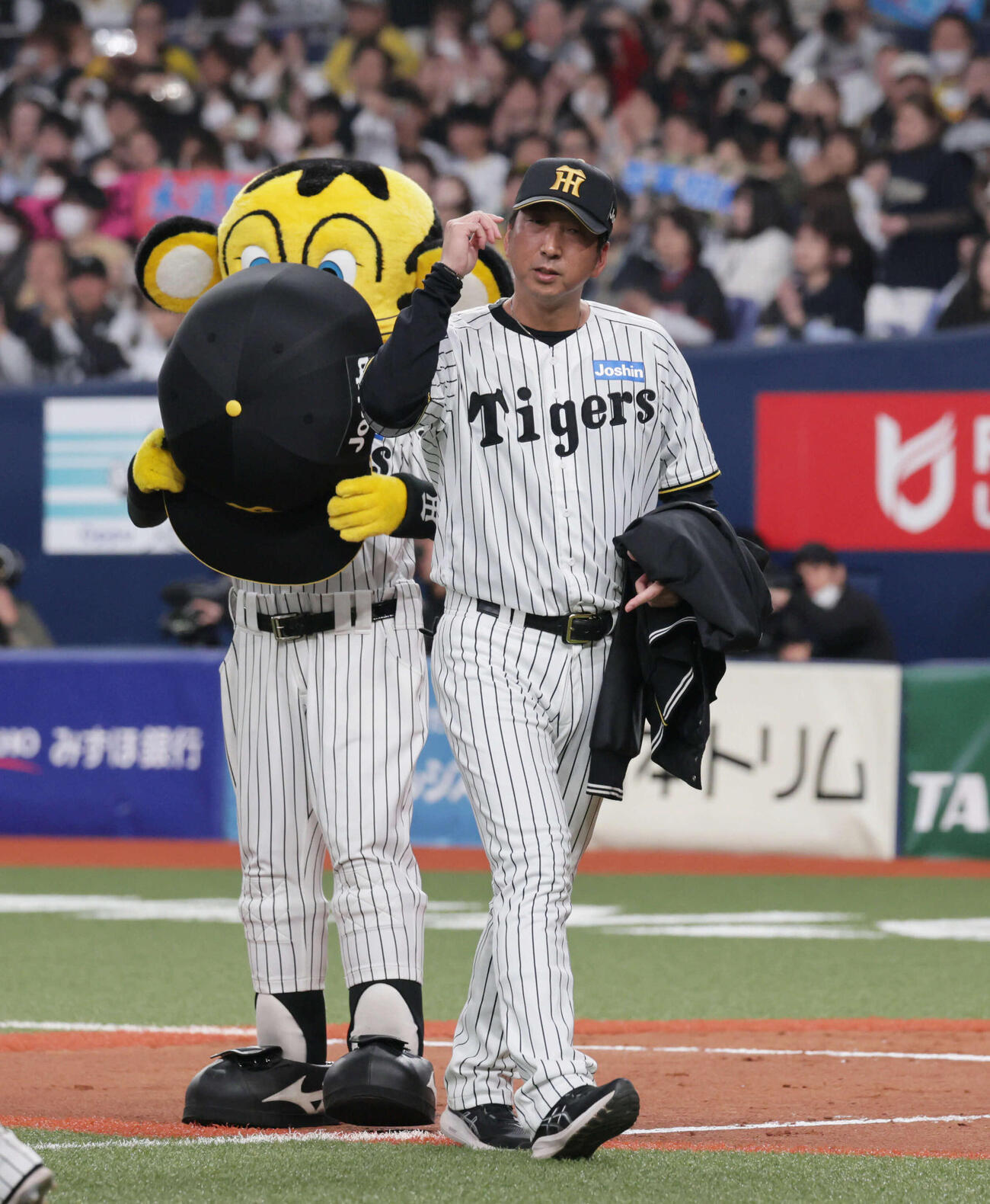 阪神対オリックス　勝利のあいさつをして引き揚げる阪神藤川監督（撮影・宮崎幸一）