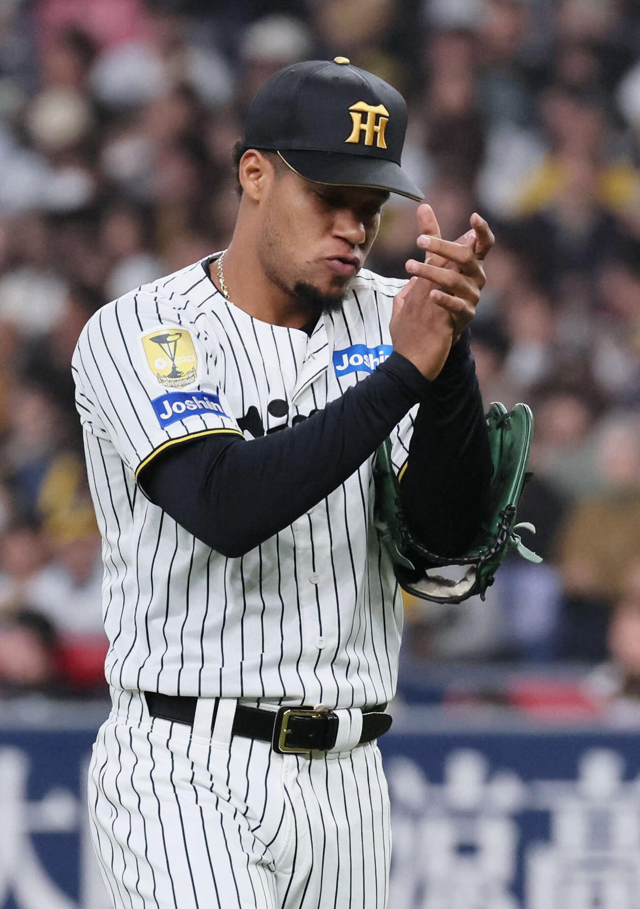 阪神対オリックス　7回表オリックス攻撃終了、モレッタは無失点に抑えて手をたたく（撮影・宮崎幸一）