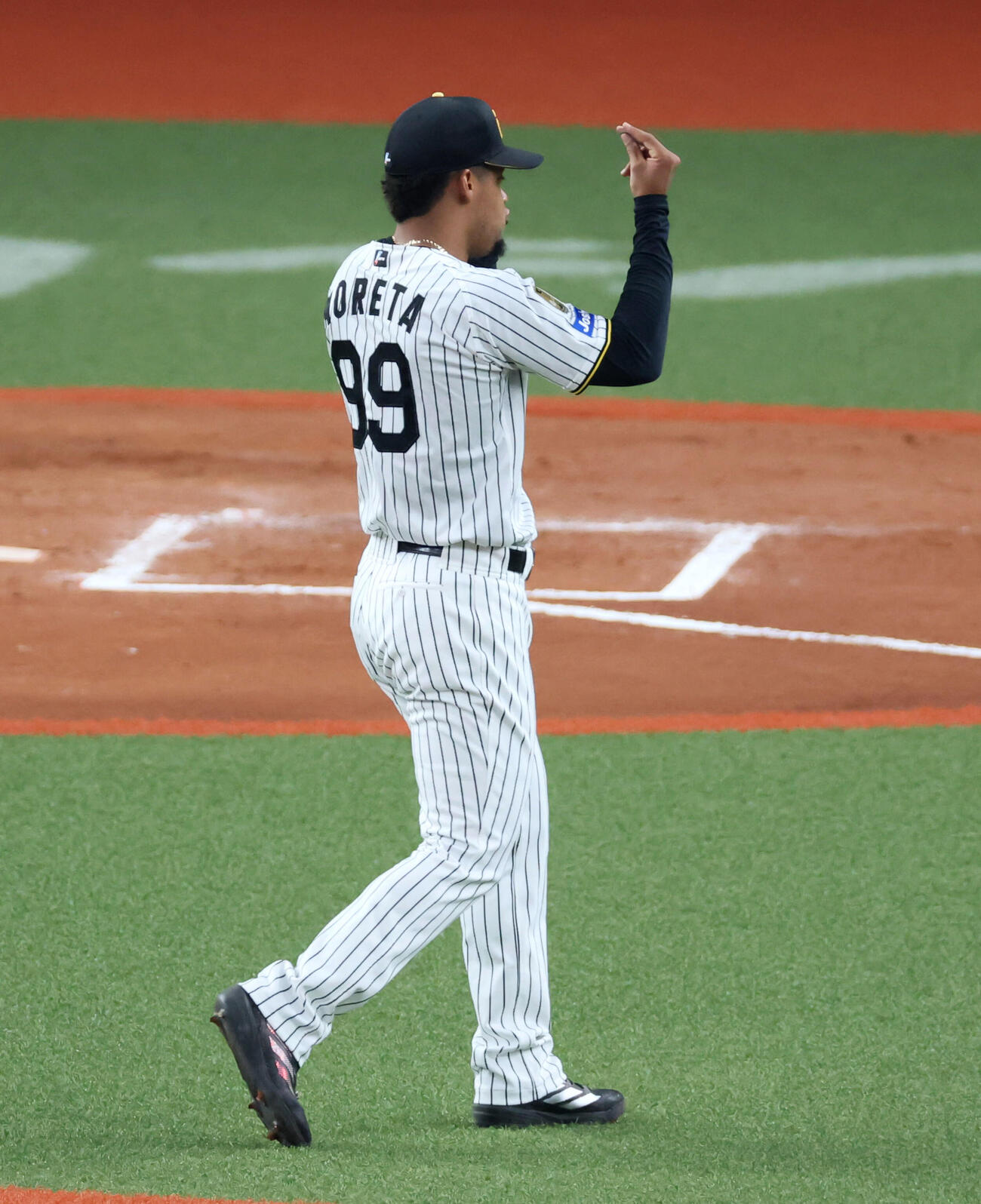 阪神対オリックス　7回表オリックス2死、モレッタはシーモアを三振に仕留めポーズを決めながらベンチへ引き揚げる（撮影・加藤哉）
