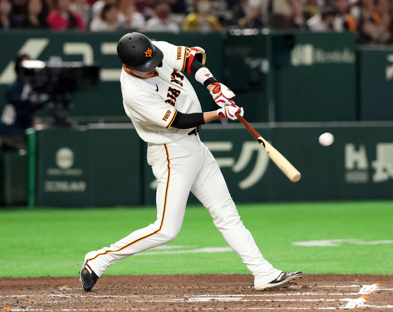 巨人対楽天　6回裏巨人無死一塁、坂本勇は左越え2点本塁打を放つ（撮影・浅見桂子）