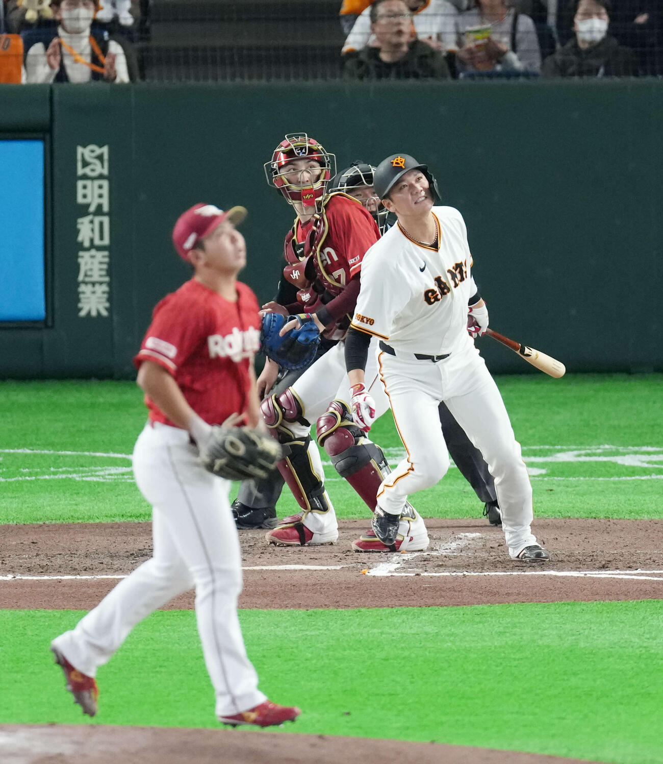巨人対楽天　6回裏巨人無死一塁、2点本塁打を放つ坂本。投手は泰（撮影・増田悦実）