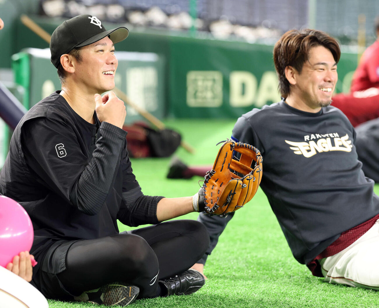 巨人対楽天　試合前練習中、談笑する巨人坂本勇（左）と楽天前田（撮影・浅見桂子）