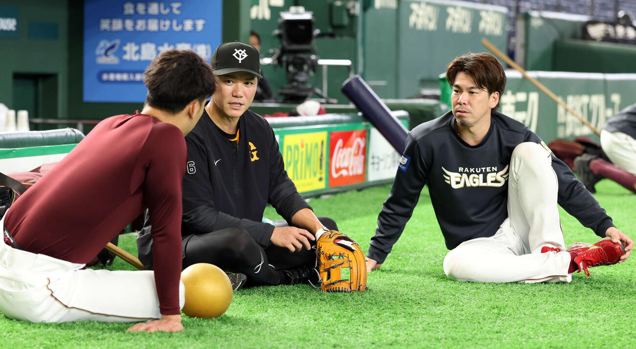 巨人対楽天　試合前練習中、楽天村林（左）と話し込む巨人坂本勇（中央）と楽天前田（撮影・浅見桂子）