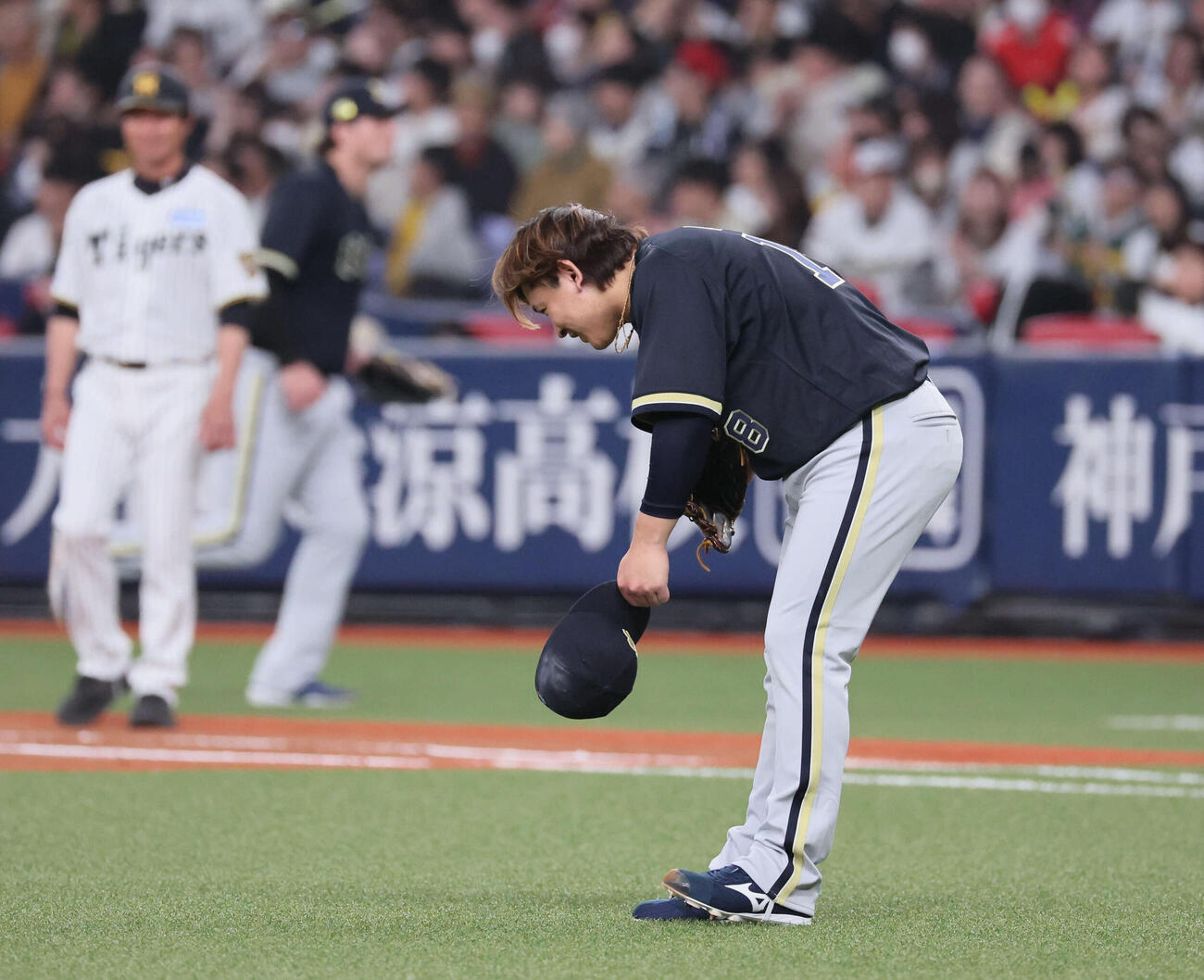 阪神対オリックス　7回裏阪神攻撃終了、宮城は坂本に頭を下げる（撮影・宮崎幸一）