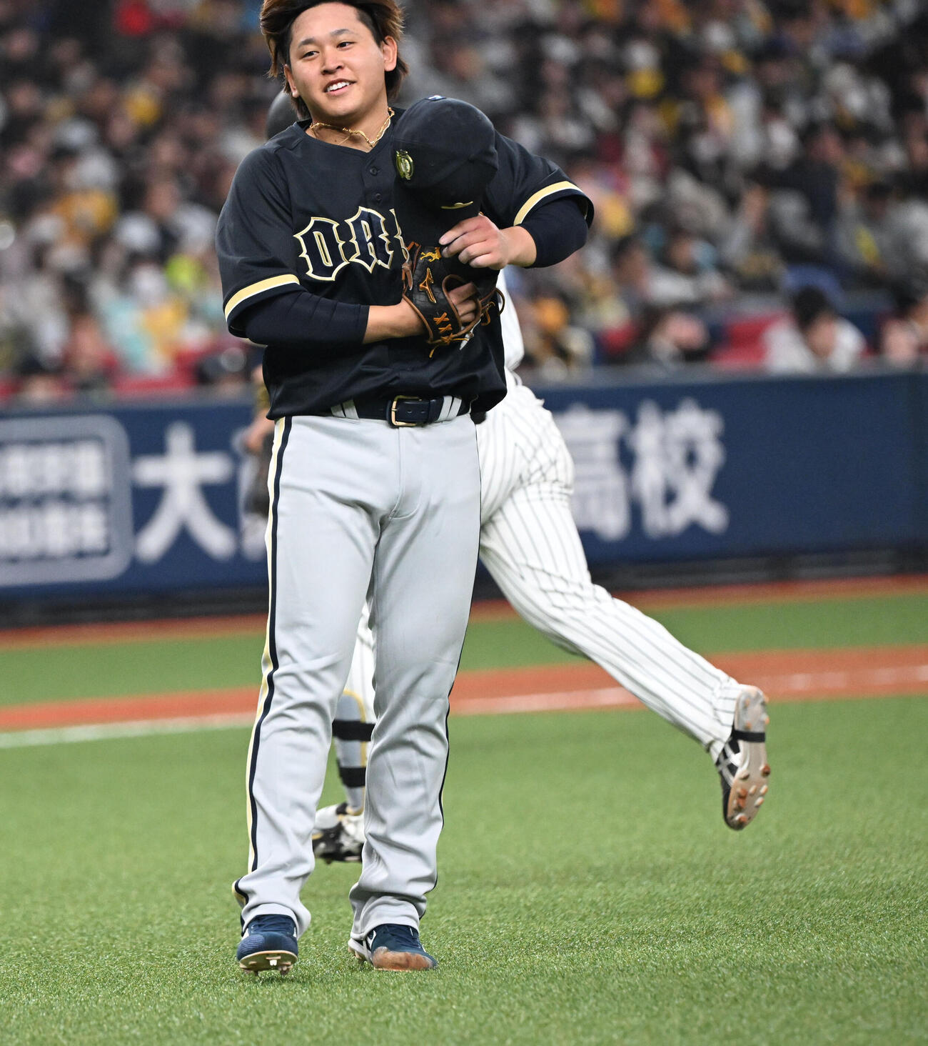 阪神対オリックス　8回裏阪神2死、足下に投じたボールで坂本に謝罪する宮城（撮影・和賀正仁）