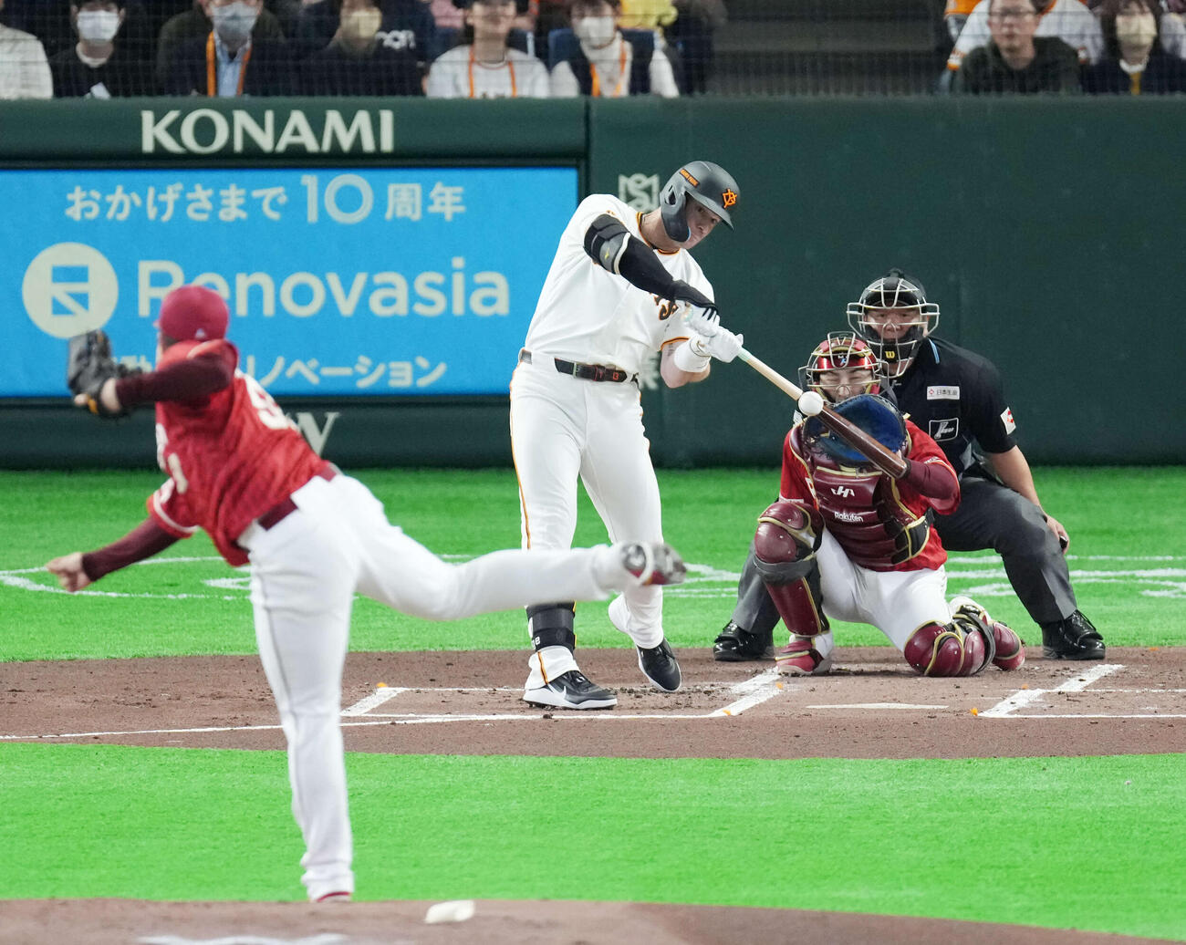 巨人対楽天　1回裏巨人無死、先制ソロ本塁打を放つキャベッジ。投手は瀧中（撮影・増田悦実）