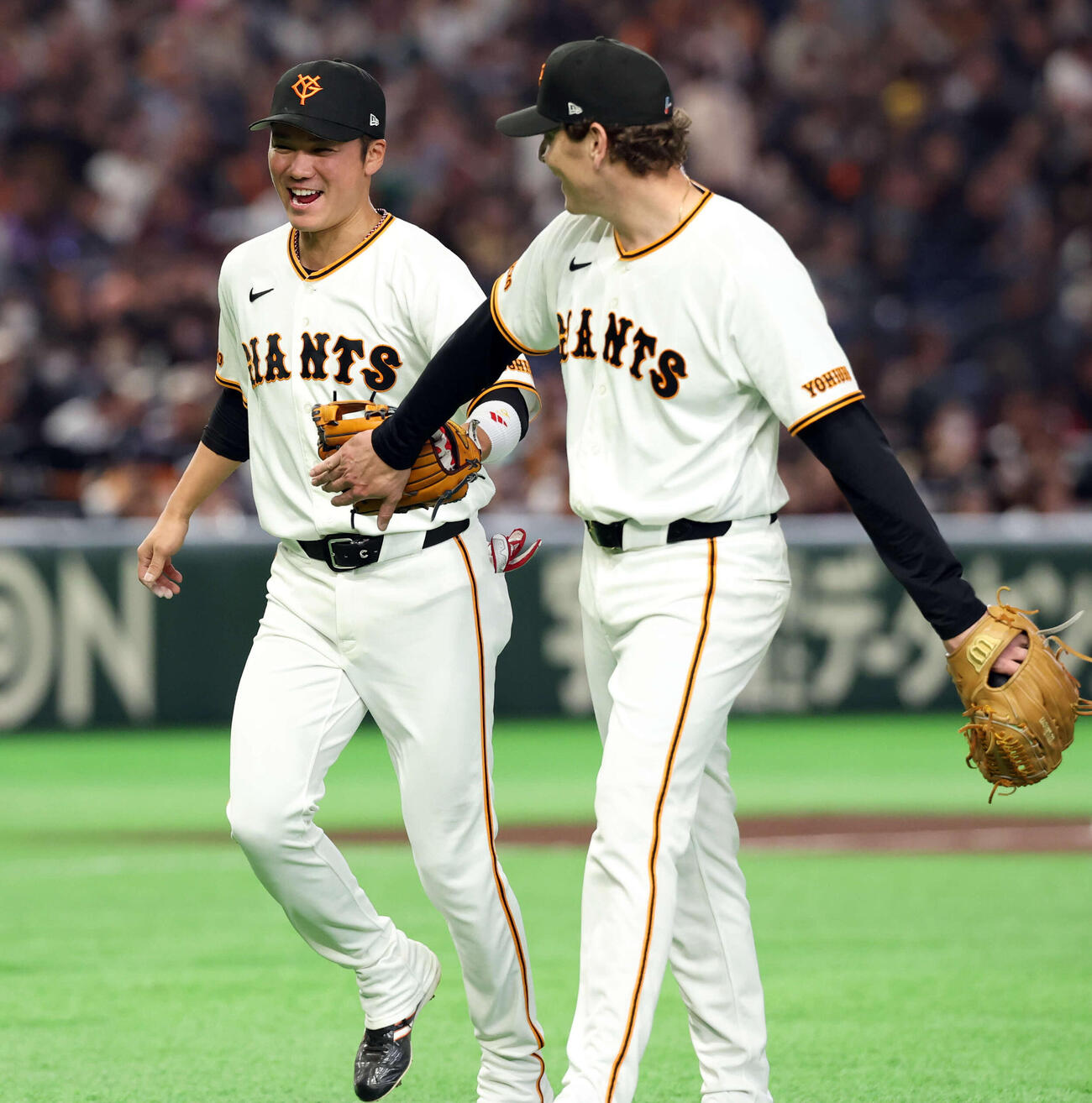 巨人対楽天　5回表楽天の攻撃を抑えたハワード（右）と笑顔でハイタッチする坂本勇（撮影・浅見桂子）