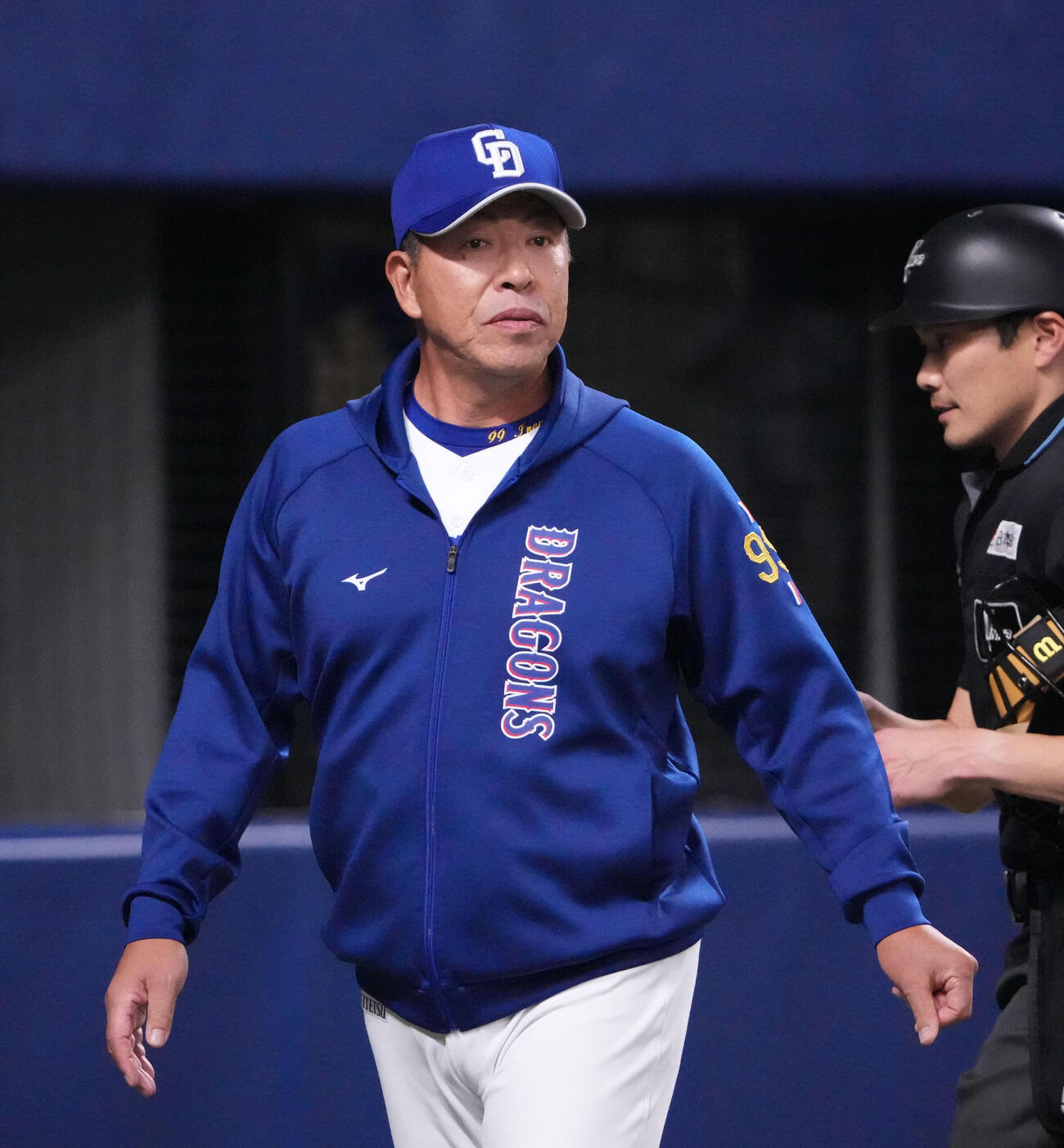中日対ロッテ　7回終了、井上監督は選手交代を告げる（撮影・森本幸一）