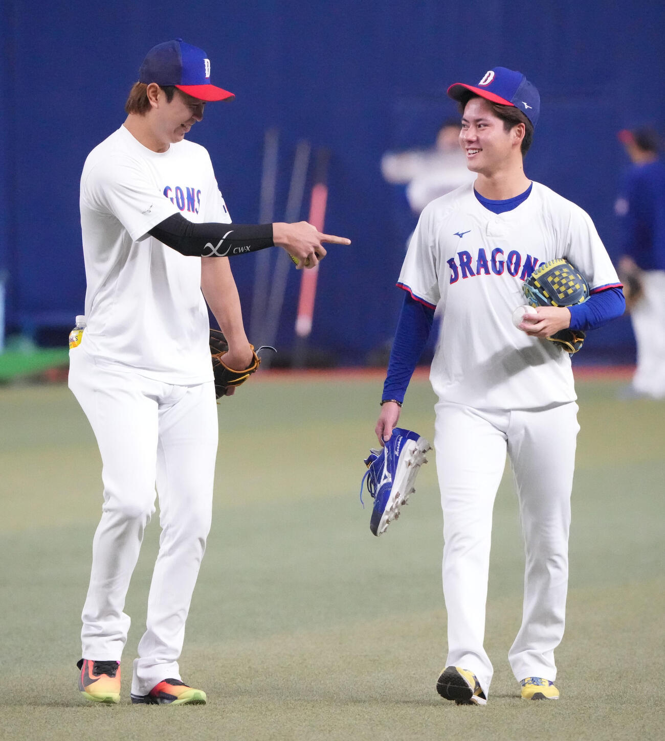 中日対ロッテ　試合前練習を終えベンチへ戻る高橋宏（左）と金丸（撮影・森本幸一）
