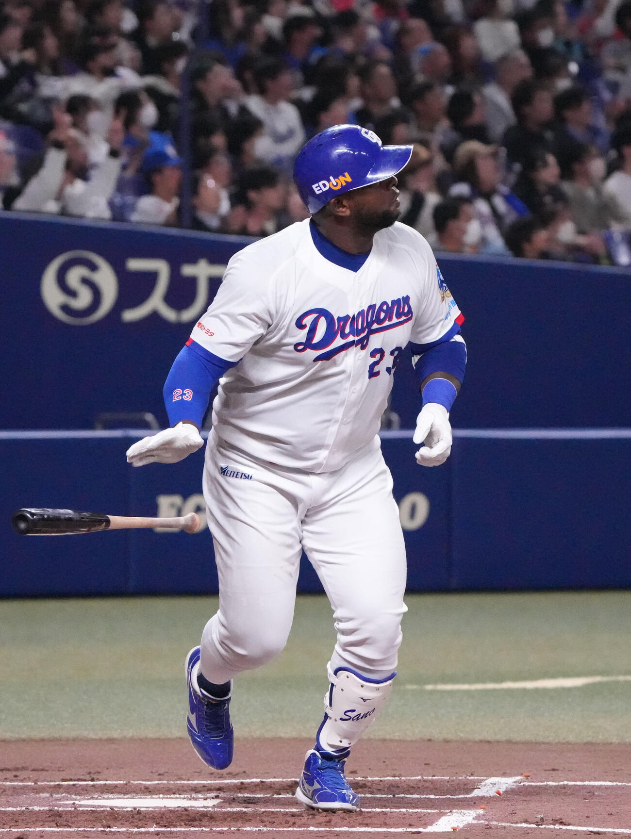 中日対ロッテ　2回裏中日無死、左越え本塁打を放つサノー（撮影・森本幸一）