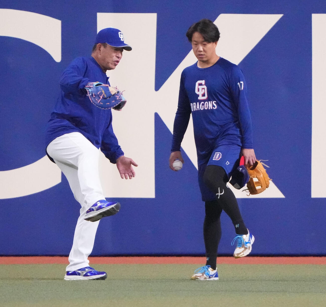 中日対ロッテ　試合前、井上監督（左）は柳と言葉を交わす（撮影・森本幸一）