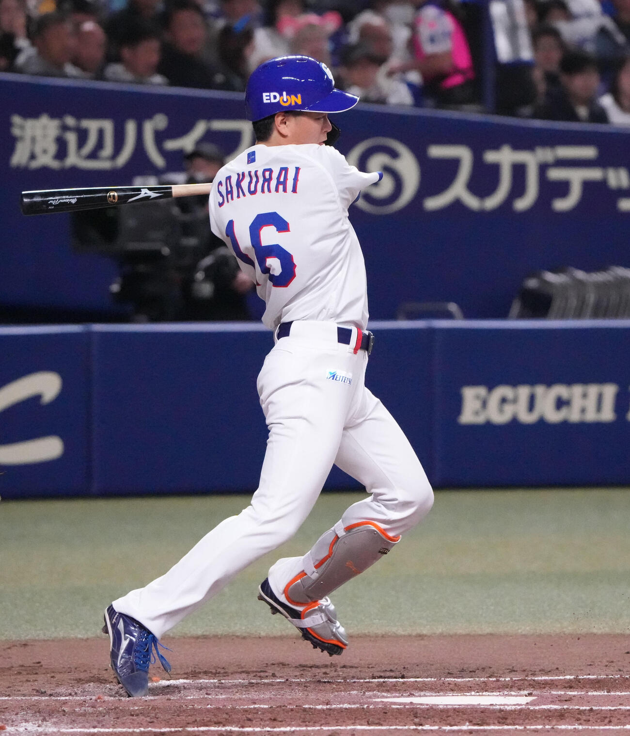 中日対ロッテ　2回裏中日2死三塁、左前適時打を放つ桜井（撮影・森本幸一）