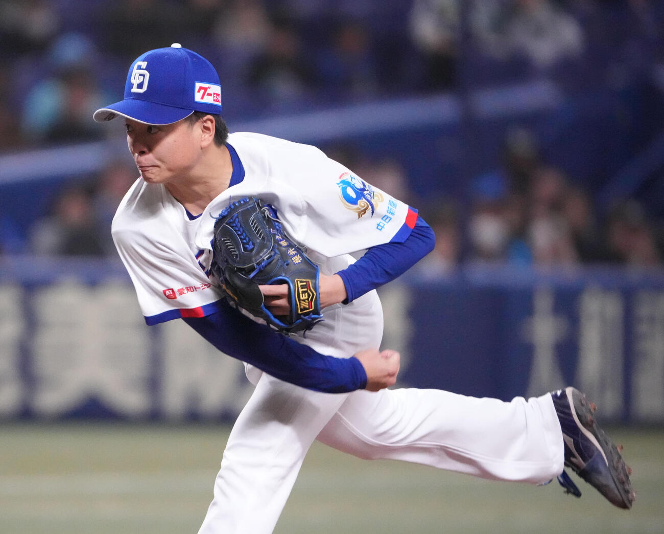 中日対ロッテ　1回表、登板する中日先発の桜井（撮影・森本幸一）
