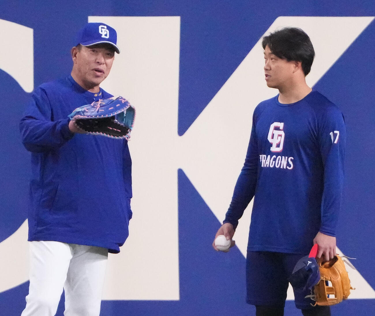 中日対ロッテ　試合前、井上監督（左）は柳と言葉を交わす（撮影・森本幸一）