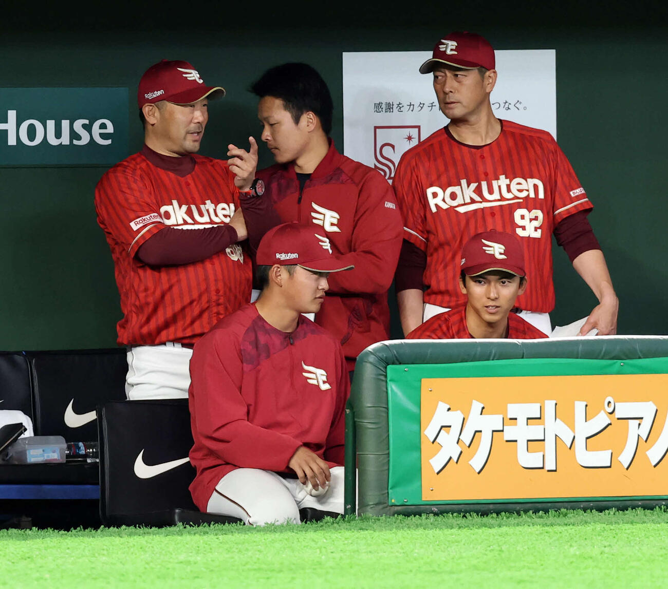 巨人対楽天　5回裏巨人2死満塁のピンチで、楽天三木監督（左）は小野寺コーチ（右）と話し込む（撮影・浅見桂子）