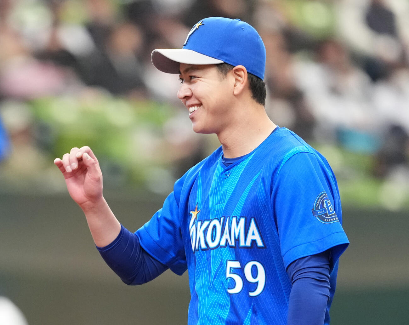 西武対DeNA 3回裏を抑え、笑顔でベンチヘ戻るDeNA平良（撮影・鈴木みどり）