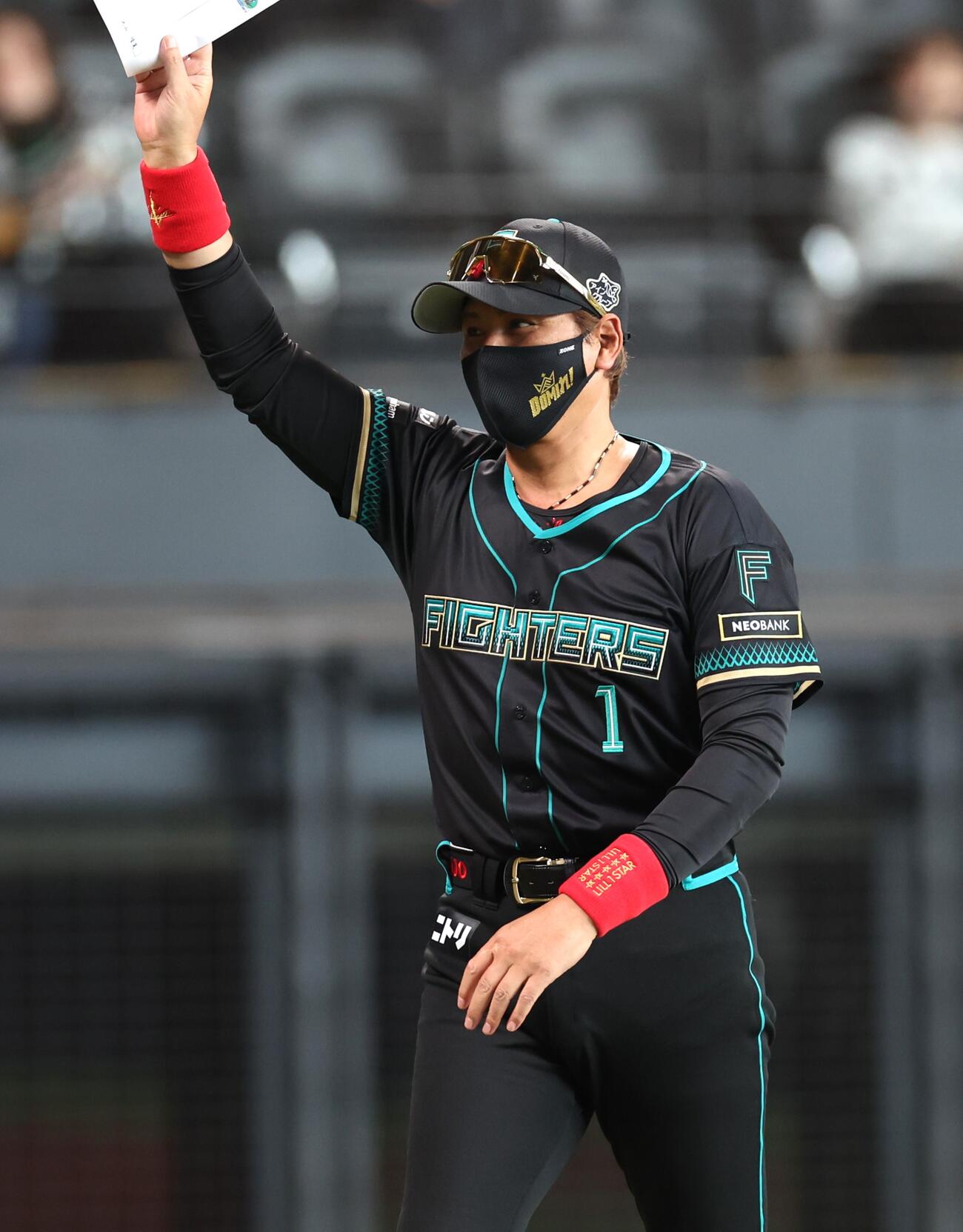 日本ハム対ヤクルト　スタンドに手を振る新庄監督（撮影・黒川智章）