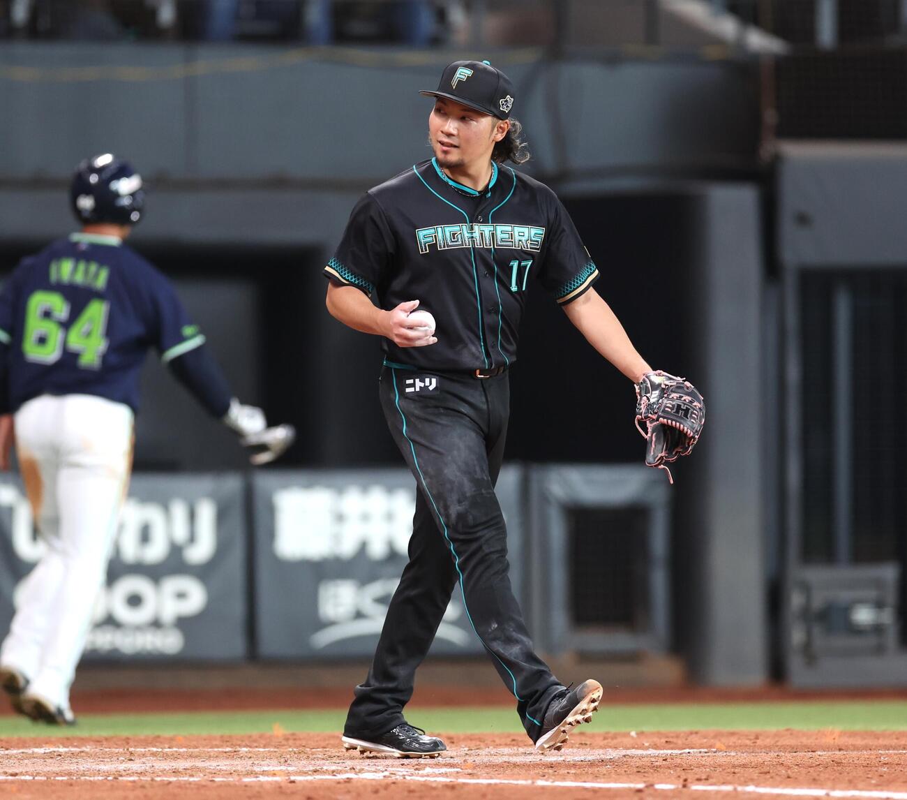 日本ハム対ヤクルト　5回表ヤクルト2死二塁、丸山和に適時打を浴びる伊藤（撮影・黒川智章）