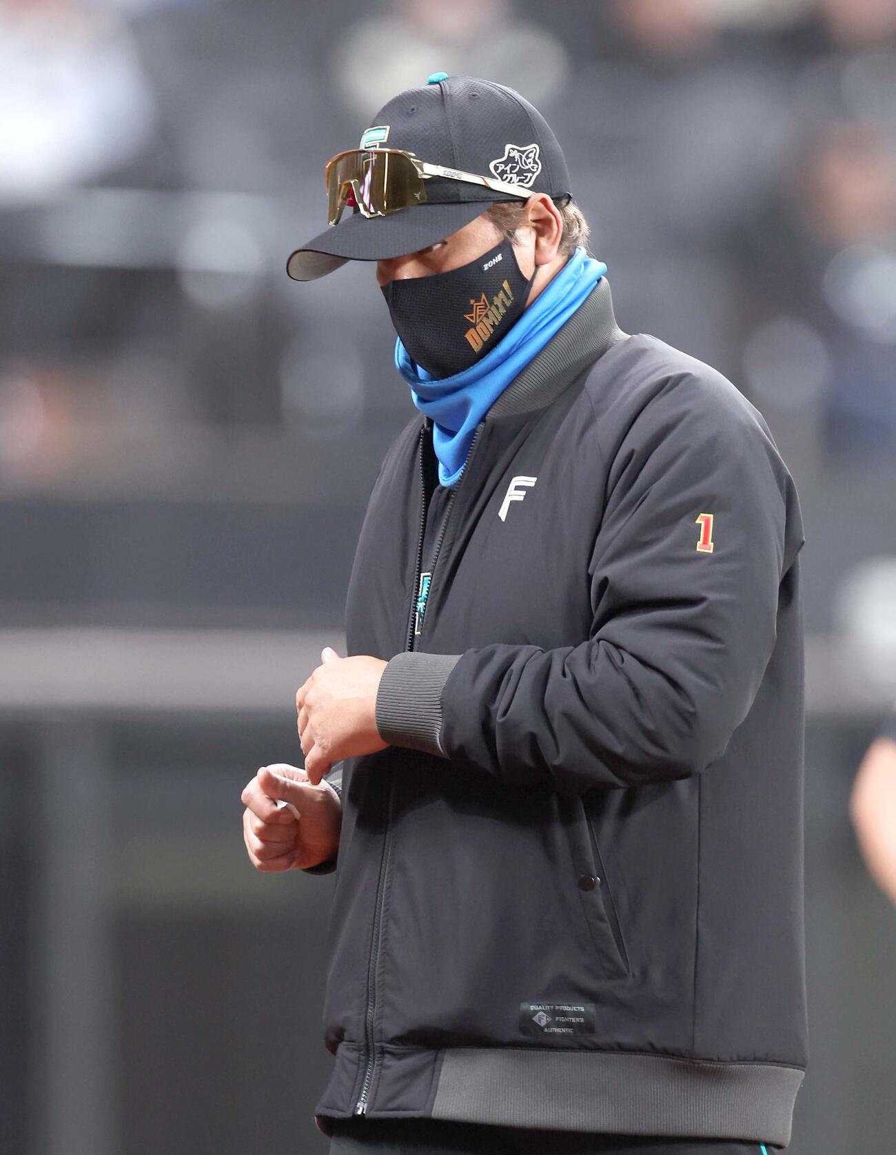 日本ハム対ヤクルト　選手交代を告げる新庄監督（撮影・黒川智章）