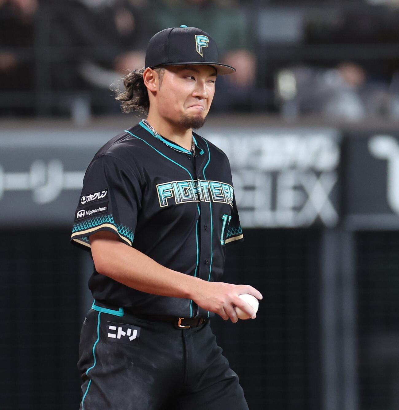 日本ハム対ヤクルト　5回表ヤクルト2死二塁、丸山和に適時打を浴びる伊藤（撮影・黒川智章）