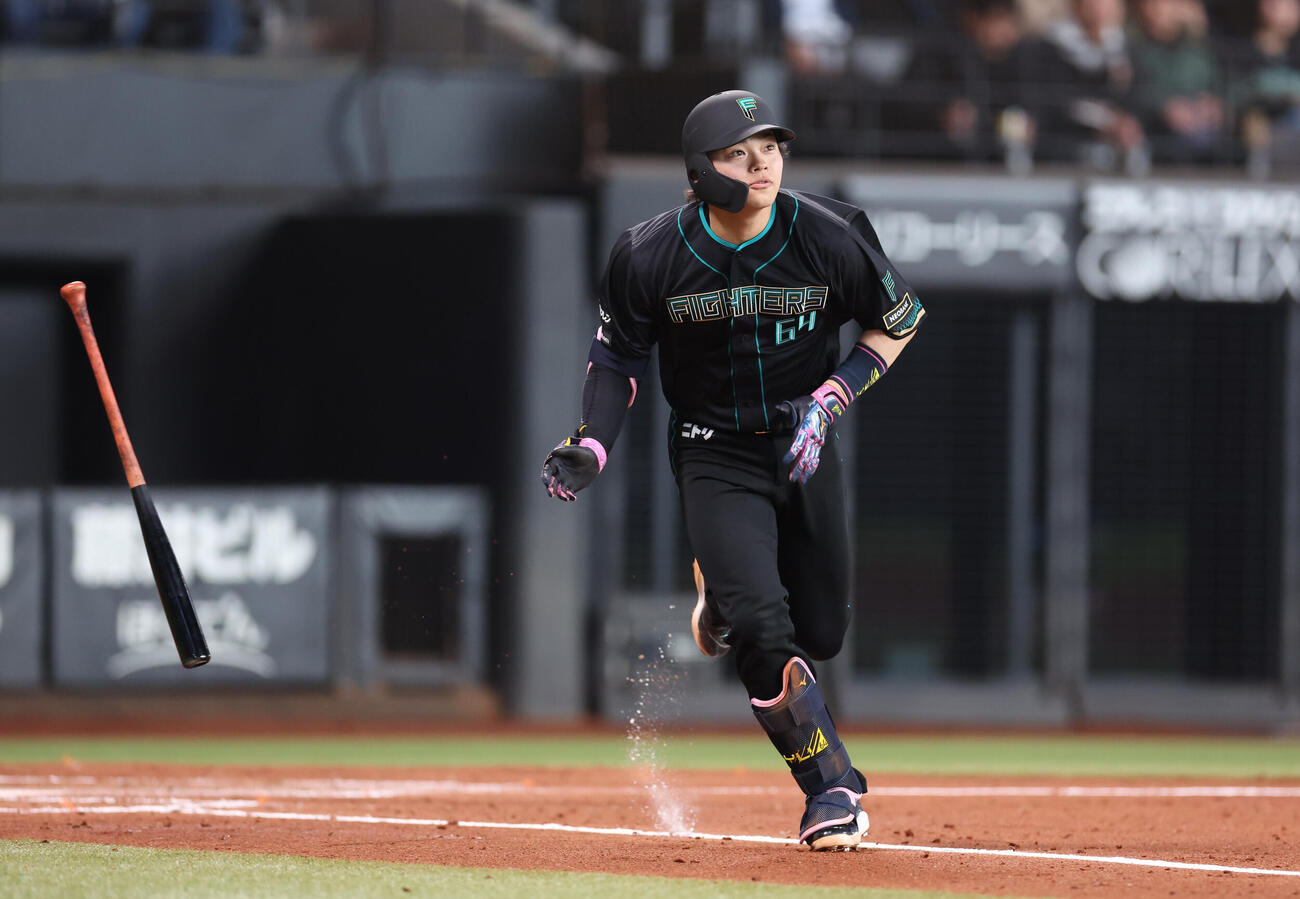 日本ハム対ヤクルト　2回裏日本ハム1死、右翼線に二塁打を放つ田宮（撮影・黒川智章）