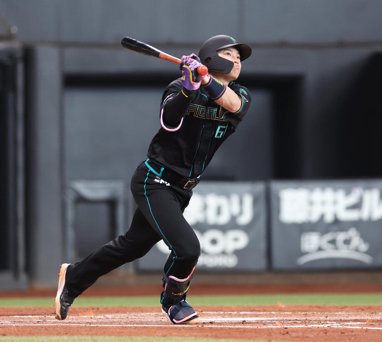 日本ハム対ヤクルト　2回裏日本ハム1死、右翼線に二塁打を放つ田宮（撮影・黒川智章）