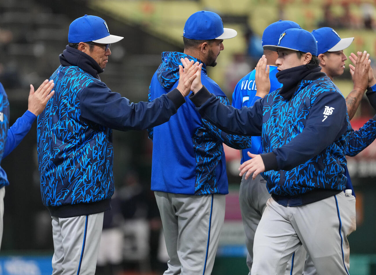西武対DeNA　西武に勝利し、佐野（右手前）らナインを迎えるDeNA相川監督（撮影・鈴木みどり）