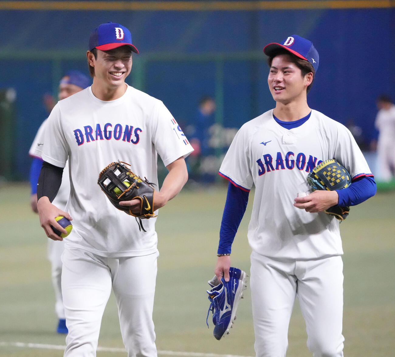 中日対ロッテ　試合前練習を終えベンチへ戻る高橋宏（左）と金丸（撮影・森本幸一）