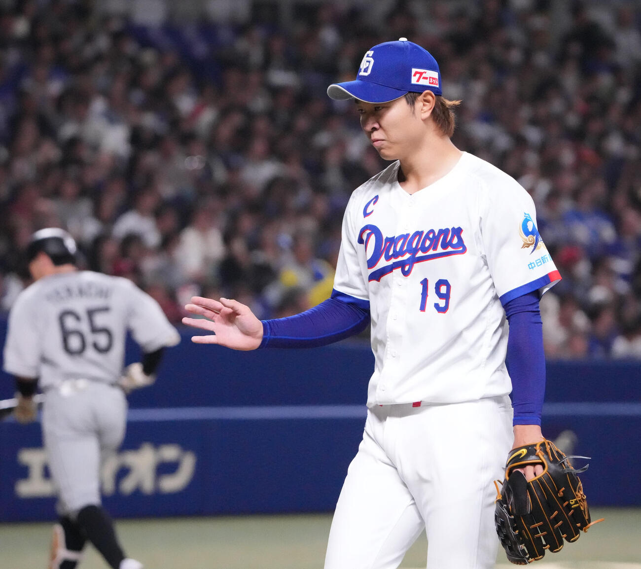 中日対ロッテ　8回表終了、ベンチへ戻る高橋宏（撮影・森本幸一）