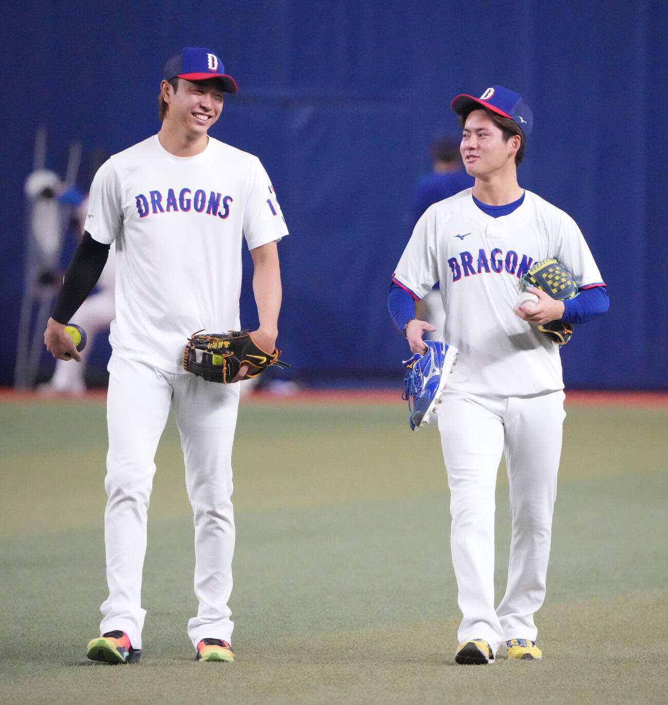 中日対ロッテ　試合前練習を終えベンチへ戻る高橋宏（左）と金丸（撮影・森本幸一）
