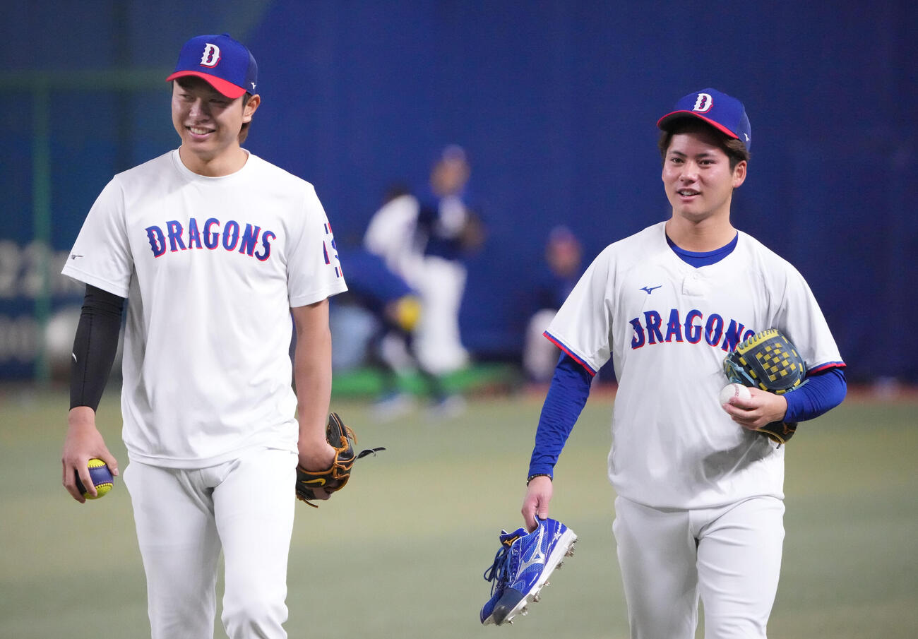 中日対ロッテ　試合前練習を終えベンチへ戻る高橋宏（左）と金丸（撮影・森本幸一）