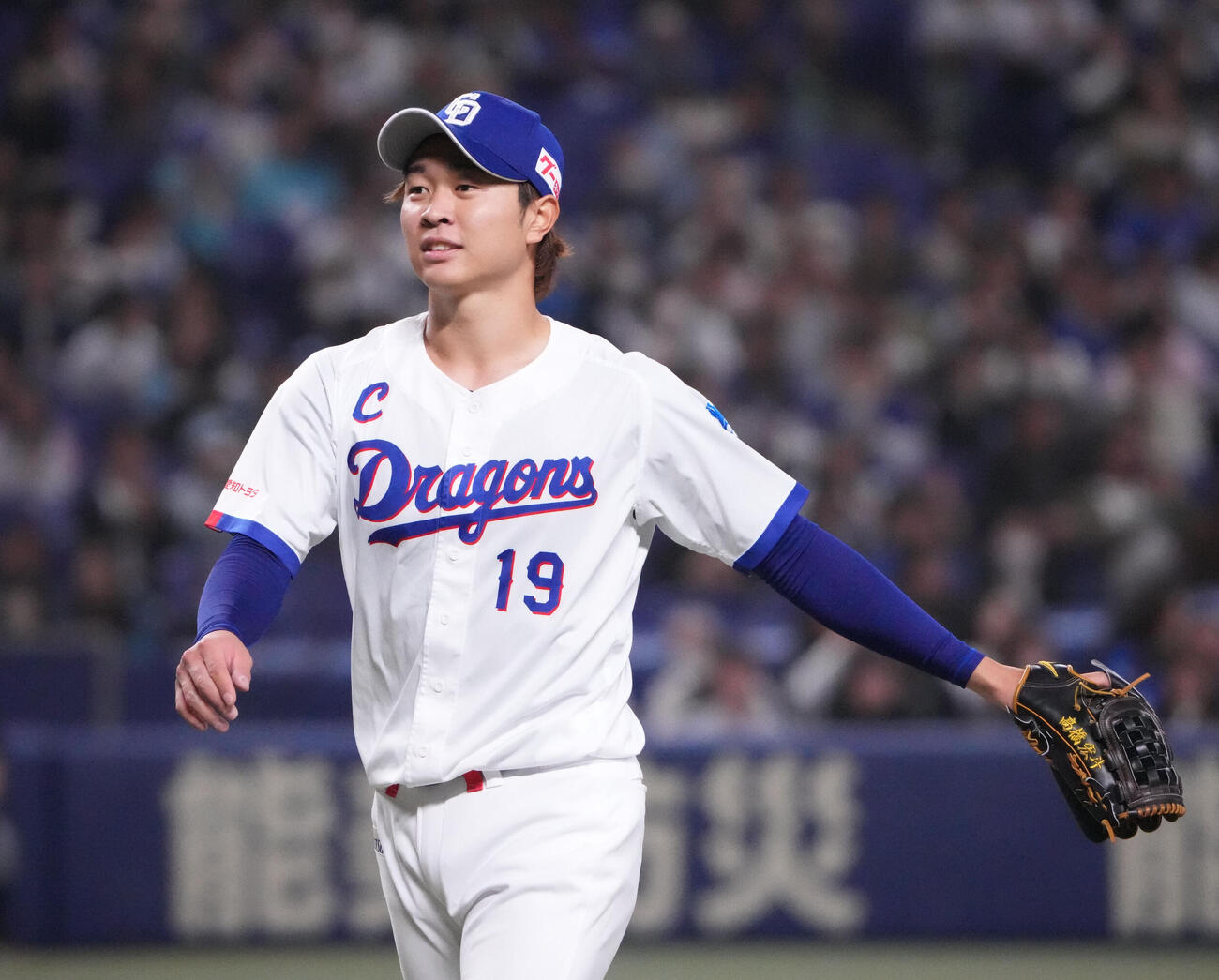 中日対ロッテ　8回表終了、ベンチへ戻る高橋宏（撮影・森本幸一）