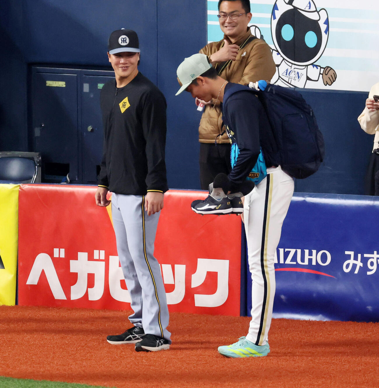 オリックス対阪神　前日の試合で死球を与えたオリックス曽谷からの謝罪に拳を握った阪神伏見だが…きっちり笑顔で対応（撮影・加藤哉）