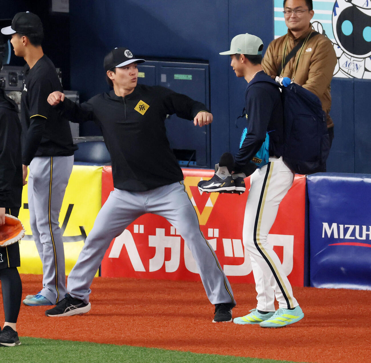 オリックス対阪神　前日の試合で死球を当てたオリックス曽谷からの謝罪に拳を握った阪神伏見だが…（撮影・加藤哉）