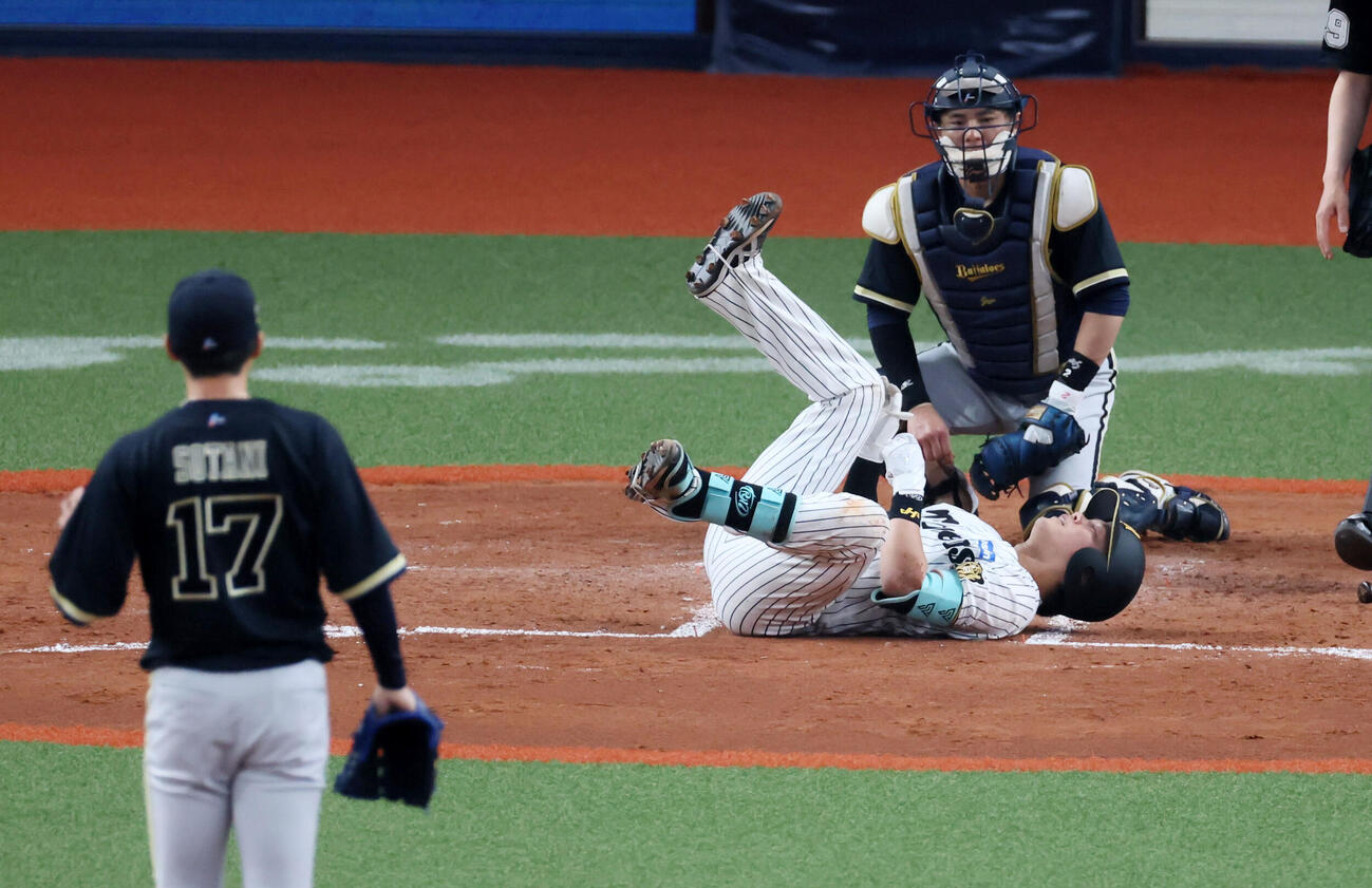 阪神対オリックス　5回裏阪神無死、死球を受ける伏見。投手曽谷（撮影・加藤哉）