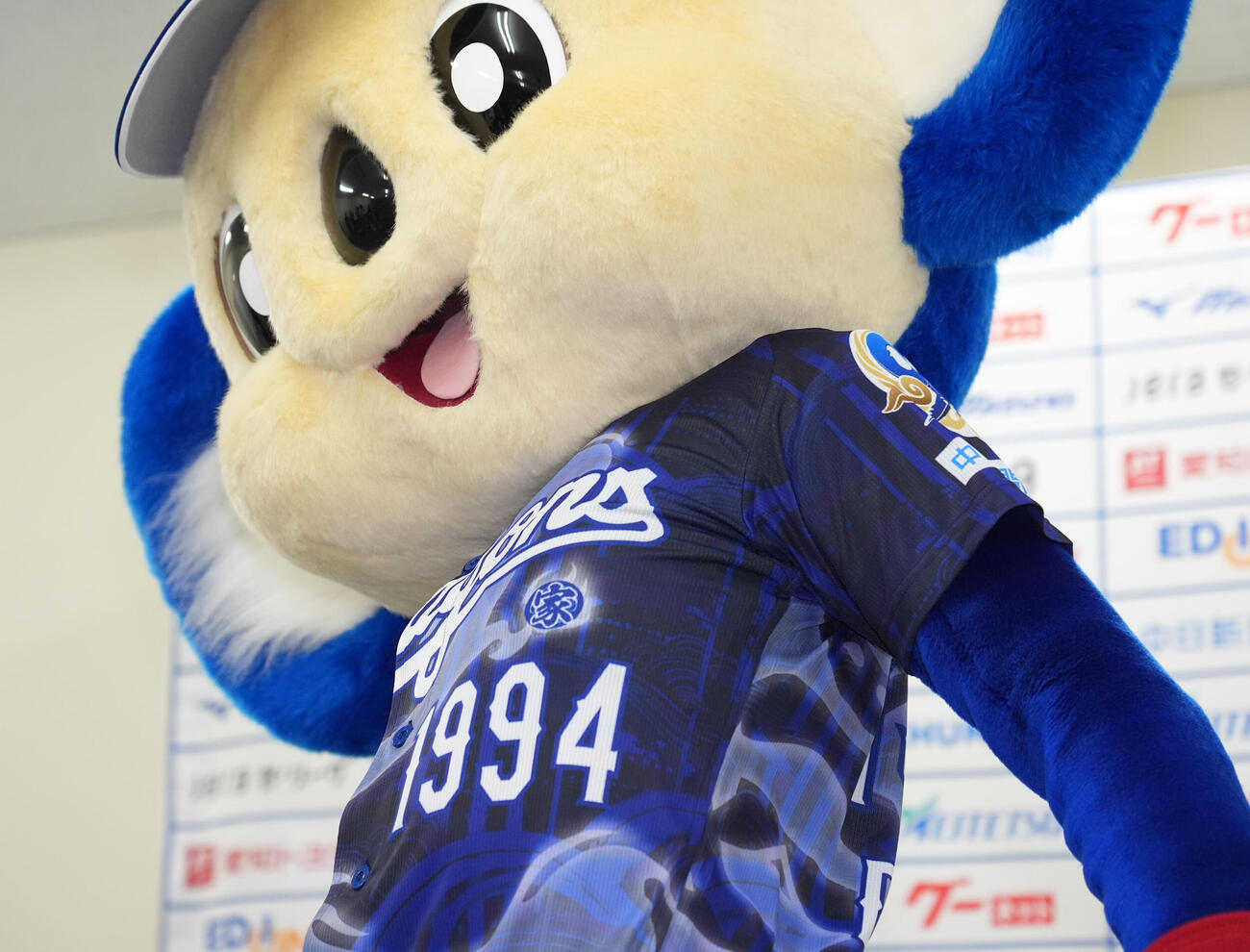お披露目された昇竜ユニホーム第二弾を着用するドアラ（撮影・森本幸一）