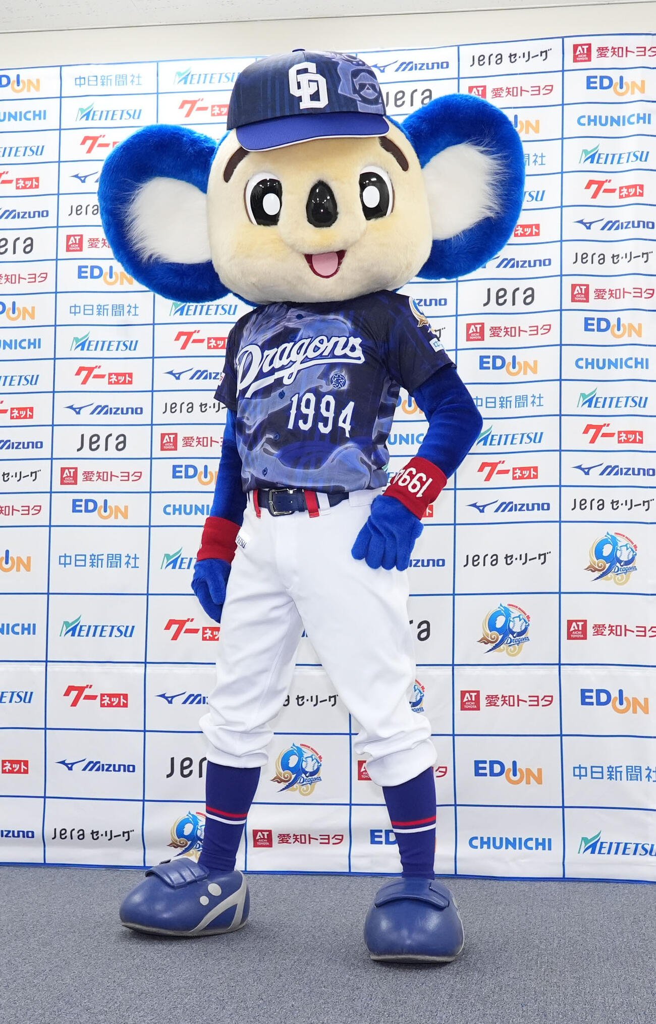 お披露目された昇竜ユニホーム第二弾を着用するドアラ（撮影・森本幸一）