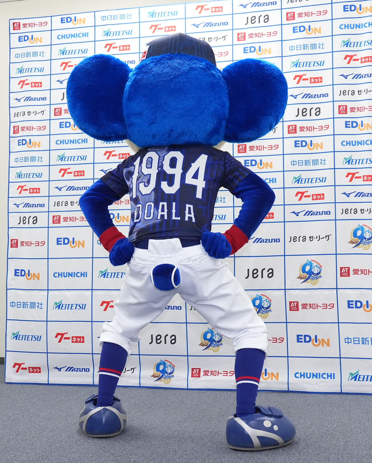 お披露目された昇竜ユニホーム第二弾を着用するドアラ（撮影・森本幸一）