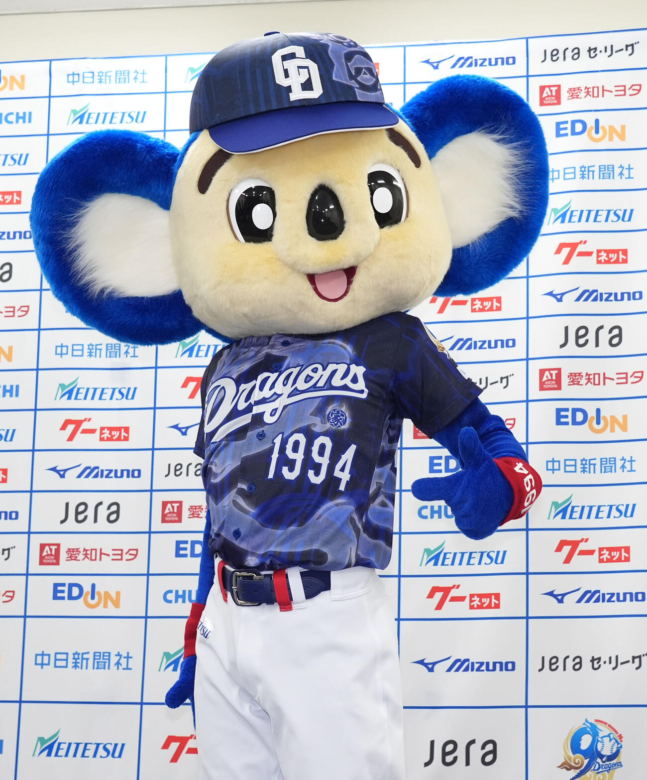 お披露目された昇竜ユニホーム第二弾を着用するドアラ（撮影・森本幸一）