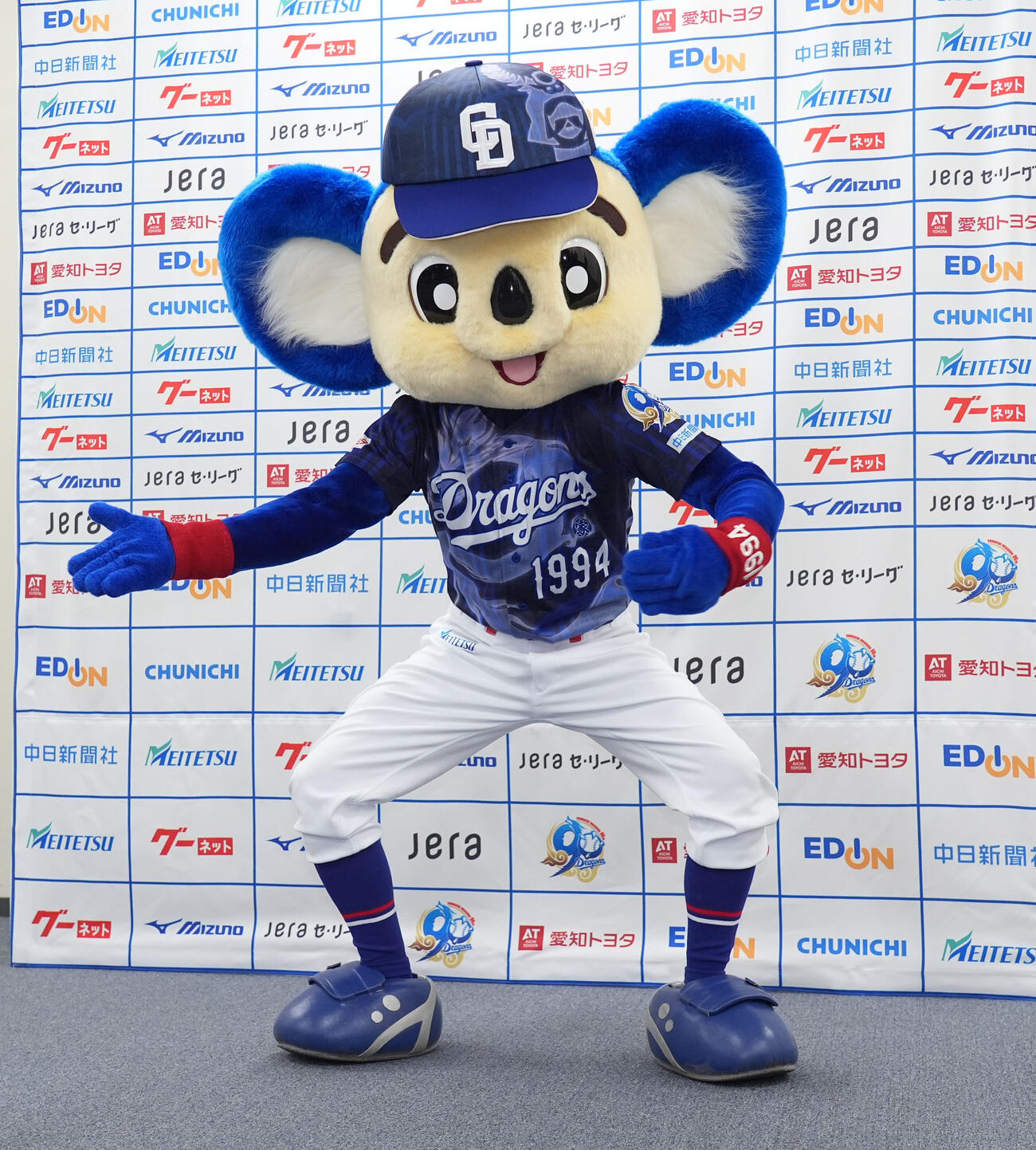 お披露目された昇竜ユニホーム第二弾を着用するドアラ（撮影・森本幸一）