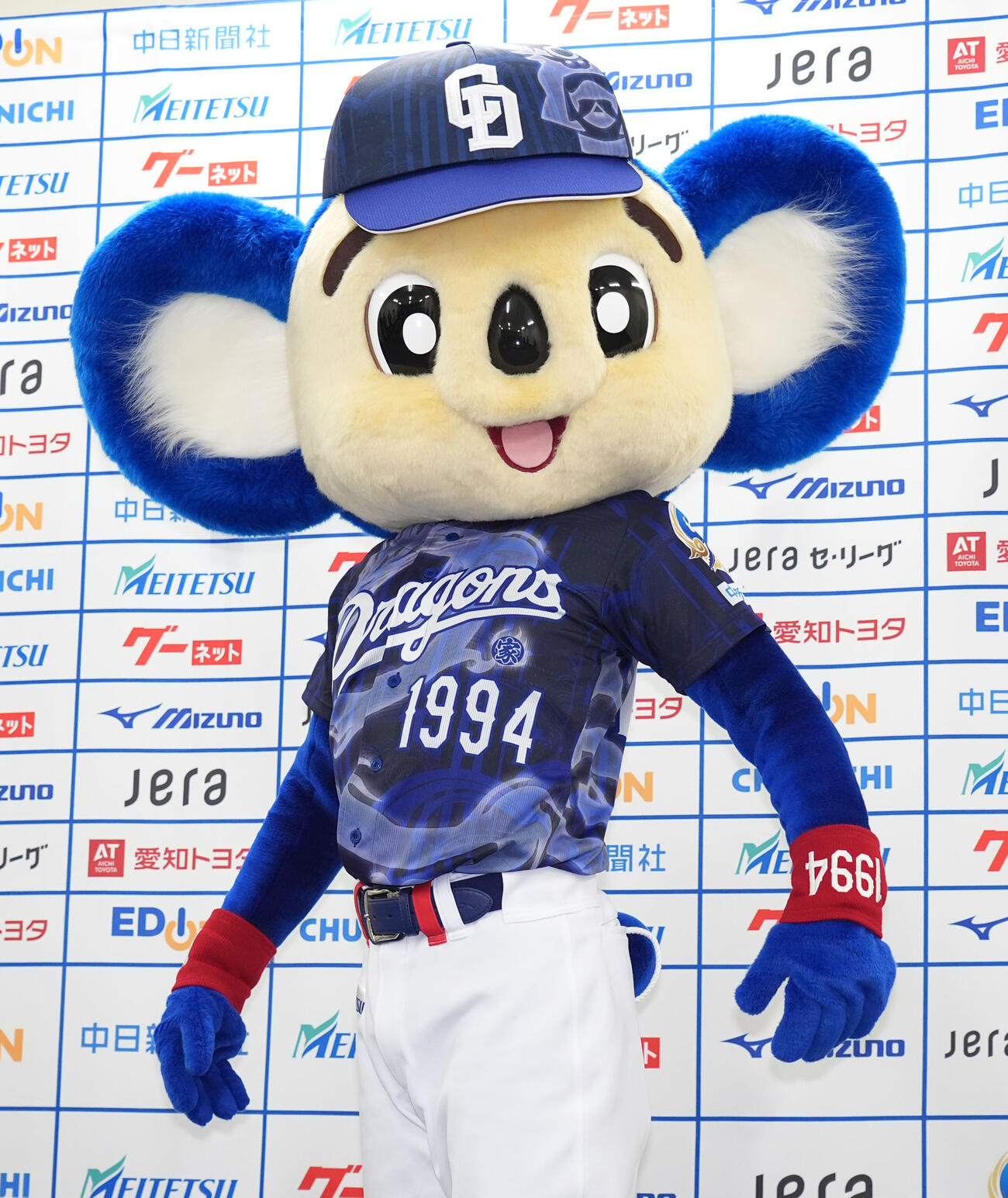 お披露目された昇竜ユニホーム第二弾を着用するドアラ（撮影・森本幸一）