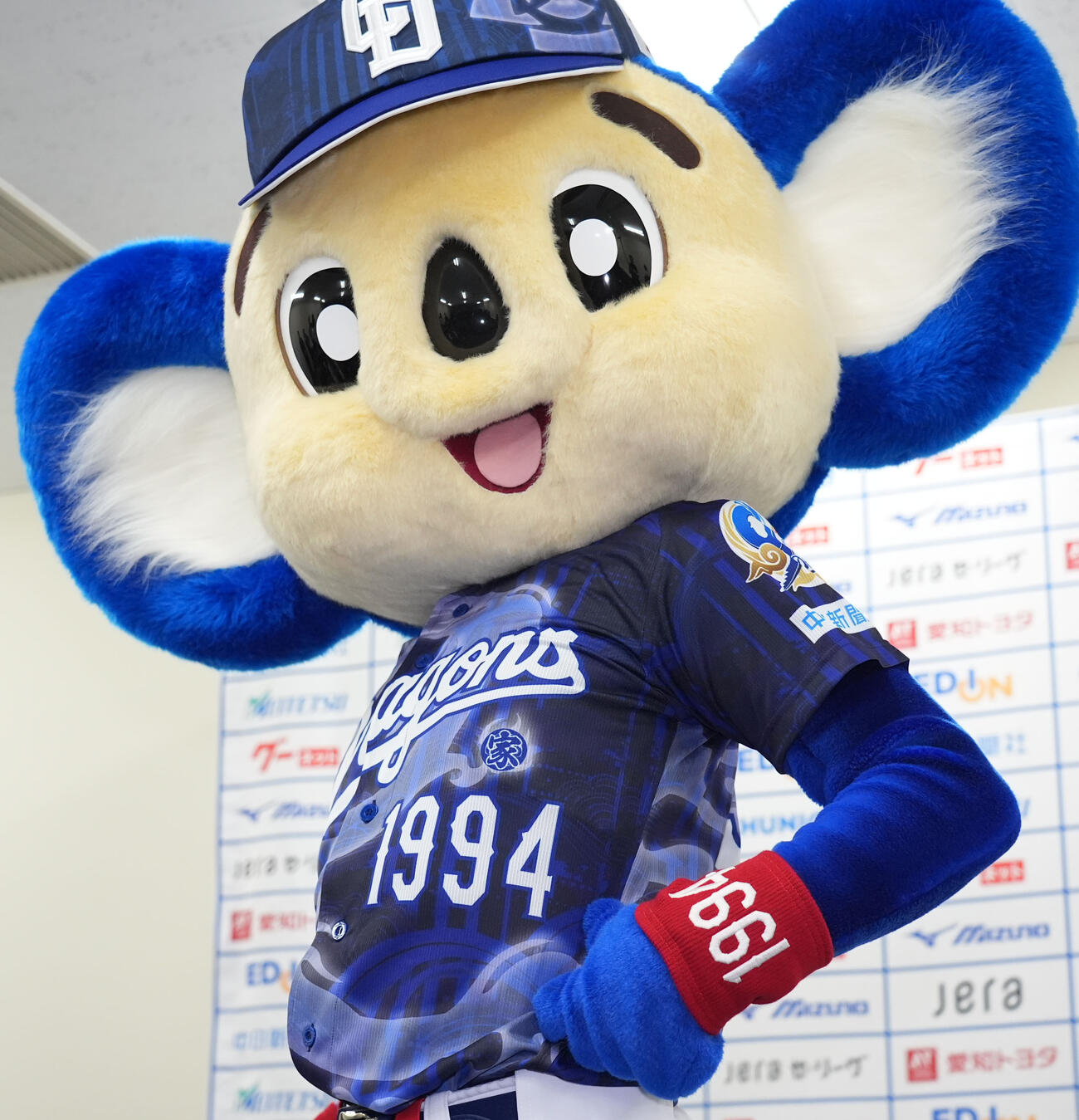 お披露目された昇竜ユニホーム第二弾を着用するドアラ（撮影・森本幸一）