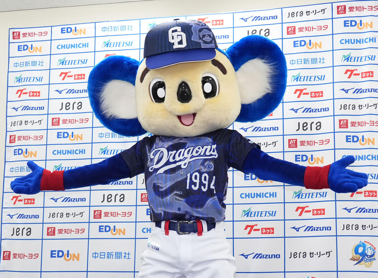 お披露目された昇竜ユニホーム第二弾を着用するドアラ（撮影・森本幸一）